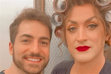 Na ocasião, apresentou a personagem humorística dona hermínia. Paulo Gustavo posa com marido vestida como Dona Hermínia ...