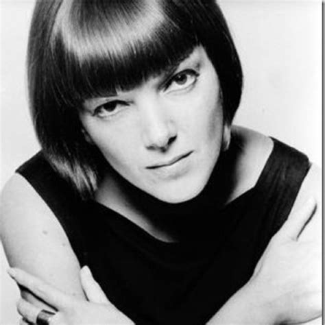 Caterina caselli compie 74 anni. Il caschetto - La storia del taglio di capelli.. pratico e ...