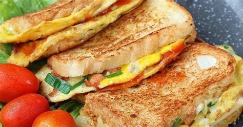 Lapisan pertama letakkan inti tuna lapiskan dengan salad dan hirisan timun; Resep Sandwich Goreng Isi Telur - Minyak Goreng Sunco