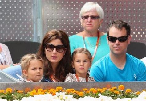 He is currently stands at no after reading this article you will come to know about the swiss tennis player roger federer, about his family, wife, kids, sons, daughter, age and net. FOTOGALERIE: Roger Federer a fost urmărit azi de gemene ...