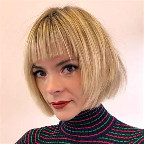 20 Photos Feathered Bangs Hairstyles With A Textured Bob