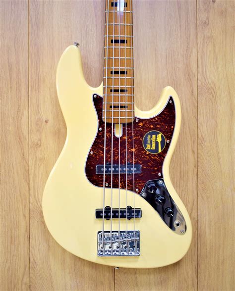 Marcus Miller V5 Alder 5 Vwh Vintage White Tanne Bass Corner