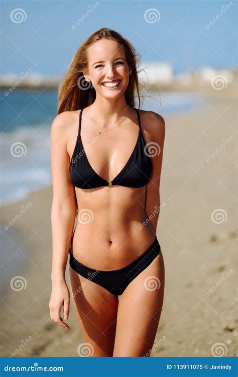 Junge Blondine Mit Schönem Körper In Der Badebekleidung Auf Einem Tropischen Stockbild Bild