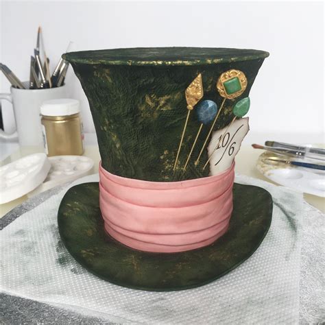 (see below for all the details on where this tea party hat diy was used, including the popular big tent circus party). Mad Hatter's Hat Topper tutorial / free, mad hatter, wonderland, Alice, cake, step by step | Diy ...