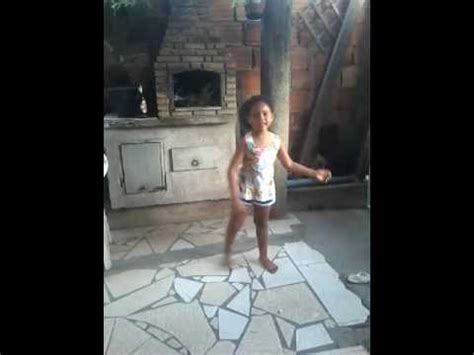Menina dançando dança da manivela (namorado atormentado). Nina dançando - YouTube