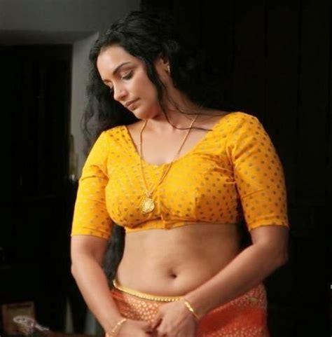 Hot Actress Swetha Menon Wear Saree Below Navel Show Pics Hd
