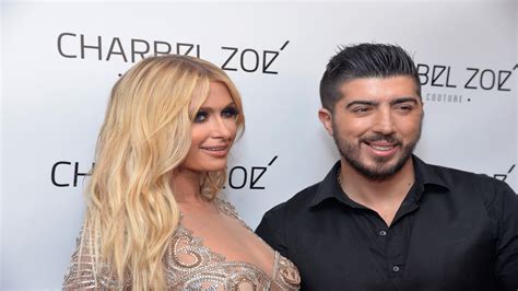 شوهدت النجمة باريس هيلتون تتناول الغداء في مدينة لوس أنجلوس الأميركية، مع خطيبها رجل الأعمال &#8203;كارتر ريوم&#8203;. باريس هيلتون بتصاميم لبنانية