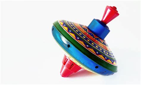 Juegos individuales son aquellos donde no se necesita un compañero, puede ser usando objetos como son el yoyo o el trompo. Ejemplos de juegos tradicionales