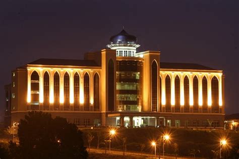 Fakulti perubatan mempunyai hospital pengajarnya, pusat perubatan universiti kebangsaan malaysia. FuTuRe SciTecH: USIM dan UIAM.