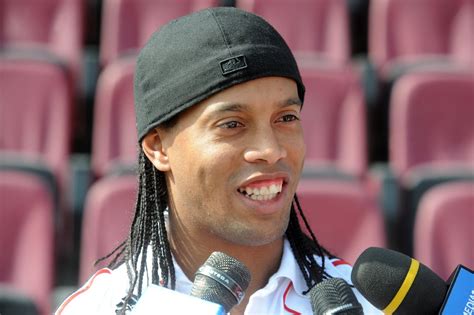 Ronaldinho mit seiner mutter donna miguelina und dem goldenen ball als auszeichnung zu europas fußballer des jahres 2005. Ex-Barcelona-Superstar: Ronaldinho endlich wieder auf ...