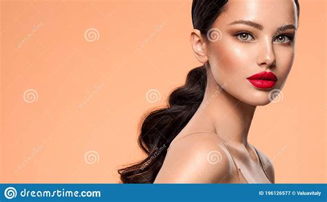 Bella Chica Blanca Con Un Labio Rojo En Los Labios Asombrosa Morena Con El Pelo Largo Negro