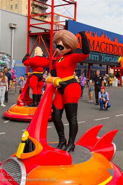 Mrs Incredible At Disney Character Central The Incredibles Disney