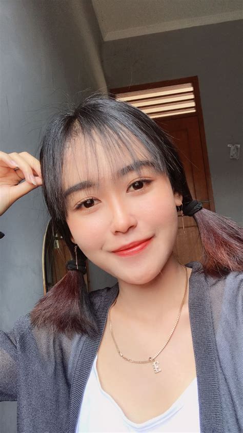 Nah buat kamu yang sedang mencari referensi potongan model rambut wanita sebahu berikut ini akan kami jelaskan khusus untukmu beberapa gambar model rambut wanita pendek sebahu mulai dari model rambut wanita. Korean style di 2020 | Rambut pendek, Rambut