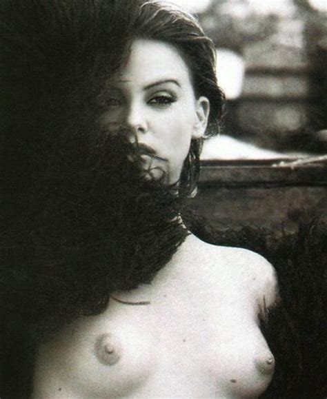 Charlize Theron Acept Posar Desnuda En Revista Para Caballeros