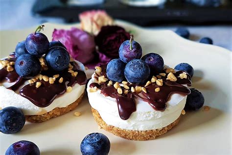 I frutti di bosco hanno tantissimi benefici…mangiare tre porzioni di frutti di bosco al giorno infatti aiuterebbe a bruciare i grassi e consumare calorie per produrre energia! Mini cheesecake allo yogurt greco, ganache e mirtilli ...