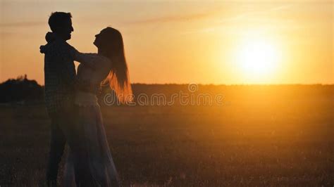 Silhouetten Eines Tanzenden Paares Das Bei Sonnenuntergang Verliebt