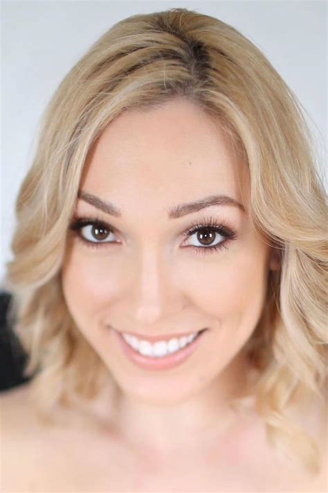 Lily Labeau About Entertainment Ie