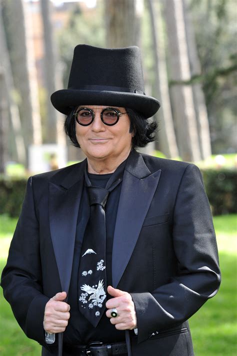 Renato zero ha partecipato in passato al festival di sanremo con due grandi brani emozionanti, uno era spalle al muro e l'altro era ave maria voi quale avreste fatto vincere fra queste due canzoni? Renato Zero approda al cinema con il suo "total show ...