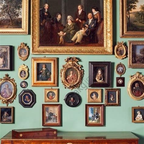 A Beautiful Wall Covered With Antique Portraits Décoration Murale