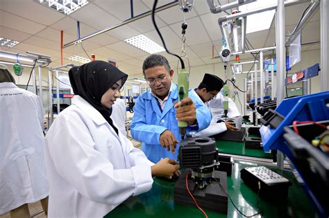 Seterusnya, kepentingan latihan industri adalah untuk memberi pengalaman dan pendedahan kepada pelajar tentang teknik berkomunikasi dengan pelbagai pelajar perlu melakukan yang terbaik terhadap tugas yang diamanahkan. UMP perkenal konsep learning factory dedah pelajar kepada ...