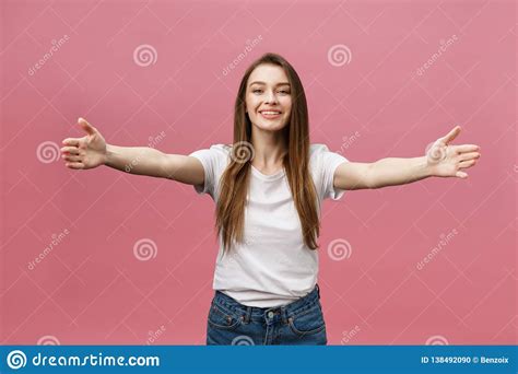 mujer amistosa con una mano abierta lista para abrazar foto de archivo imagen de feliz saludo