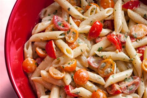 Here is a recipe for a basic tomato sauce made with onions, garlic, olive oil, tomatoes, bay leaves, and seasonings. 5 Ways to make pasta creamy without cheese