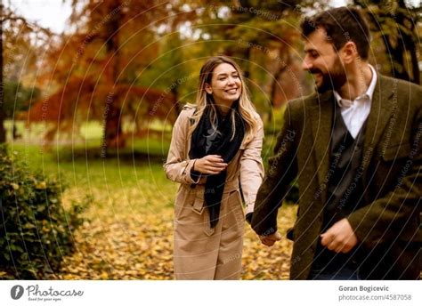 volle höhe porträt des jungen paares in der liebe spaß haben und genießen den schönen wald auf