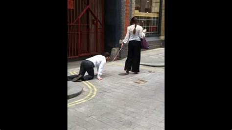 امرأة تسحب رجل بسلسلة في احدى شوارع لندن A Man Pulls A Woman In One Of A Series Streets Of