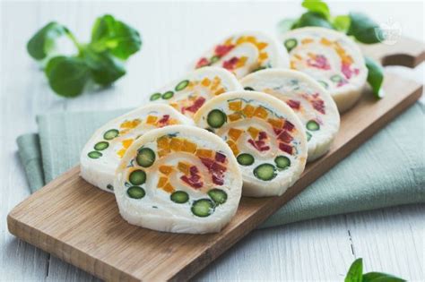 Impasto pane per tramezzini quando è pronto e tagliato, possiamo usare questo pane per preparare golosi tramezzini sia salati che dolci. Ricetta Girelle di pane con verdure e caprino - La Ricetta ...