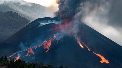 Volcán de La Palma: crece la emisión de lava y ceniza, mientras empeora