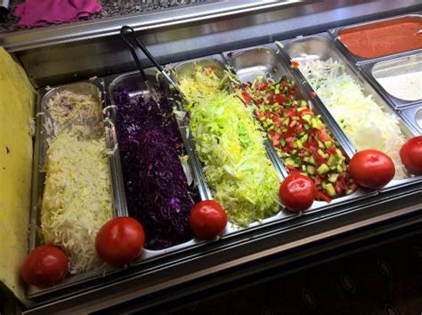 Auf der anderen straßenseite befinden sich auch zahlreiche parkmöglichkeiten, sodass man den imbiss auch gut mit dem auto besuchen kann. Salate immer frisch. - Picture of Urfa Kebap Haus ...