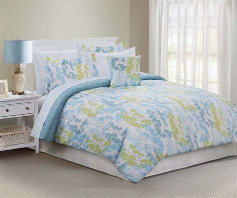 It can pretty much complement every theme. I bought this it is really pretty, didn't think I'd like ...