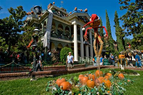 Disneylands Haunted Mansion Gets Holiday Makeover In Nearly Half The