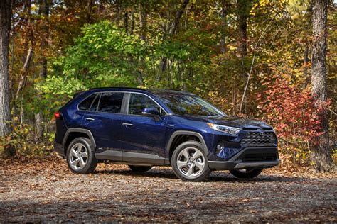 The rav4 is hugely popular, and it boasts great fuel economy and rugged looks. 2020 Volkswagen Tiguan vs. 2020 Toyota Auto RAV4: Compare ...