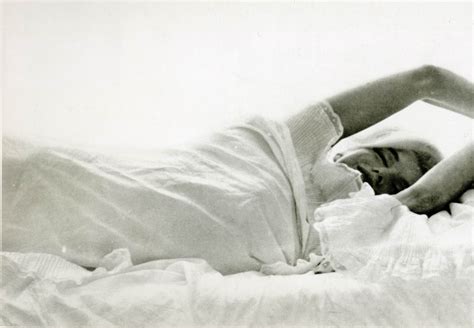デスクトップ壁紙 お絵かき 女性 座っている ベッドで 女優 マリリンモンロー 睡眠 子 ハンド センス 腕 黒と白