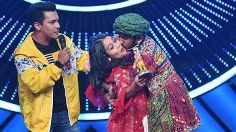 Neha Kakkar Kissed By An Indian Idol Contestant Sony Takes The Video Down Masala