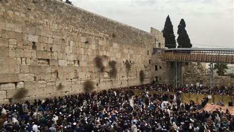 עם כזה שפע של אטרקציות בירושלים, לא ישאר לכם רגע פנוי אחד. צפו ברגע הנדיר: אבן נפלה מהכותל המערבי - כיפה