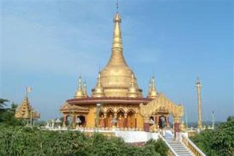 Membahas mengenai agama buddha tidak dapat lepas dari sosok siddharta gautama yang merupakan pendiri dan penyebar agama buddha. Vihara Buddha di Banglades Beri Makanan Berbuka untuk Umat ...