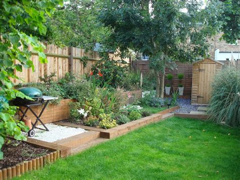 kis kert nagy ötletek - Google keresés | Sloped backyard landscaping ...