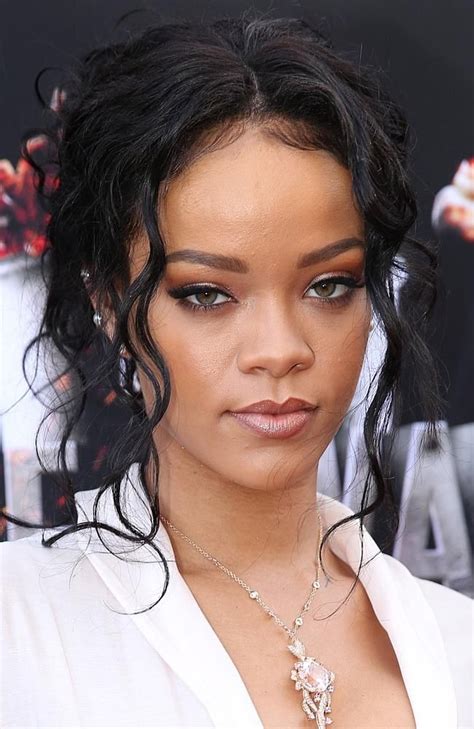 Rihanna 2014 Mtv Awards Makeup Microsoft Theater Rihanna Makeup