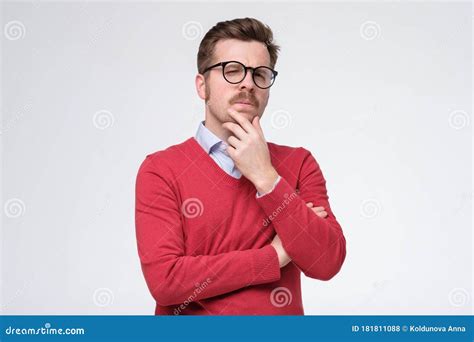 Hombre Casual Con Suéter Rojo Pensando Con Una Mano En Su Mentón Foto