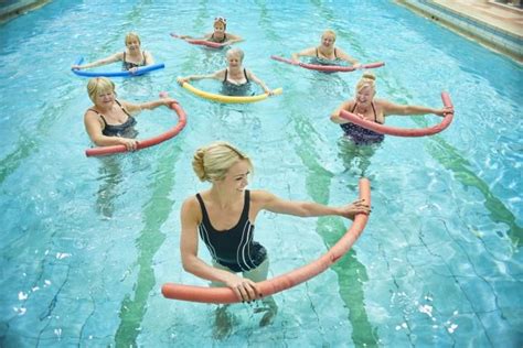 Abdominal Exercises In A Pool Lovetoknow Water Aerobics Routine