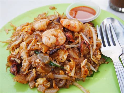 The very thought of that smell is while char kuey teow can be found throughout malaysia, the penang version reigns supreme. Peniaga Char Kuey Teow Ini Cara Betul Buat Char Kuey Teow ...