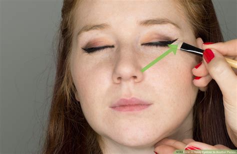 But having more brush options makes it so much easier when you start experimenting with different techniques and looks. How To Apply Eyeliner With Pictures / How To Apply Liquid Eyeliner For Beginners Chiutips ...