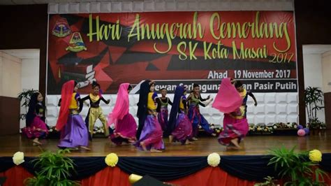Erm, dari 30 pelajar form 5 asrama , 12 orang lah. HARI ANUGERAH CEMERLANG SKKM 2017 part 7 - YouTube