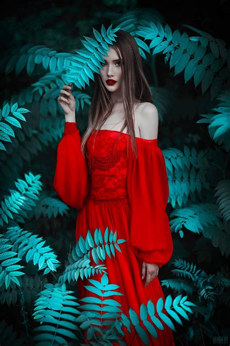 Фото Девушка в красном платье стоит у лиственного куста фотограф Светлана Беляева