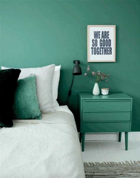 What Colour Goes With Emerald Green Bedroom Walls