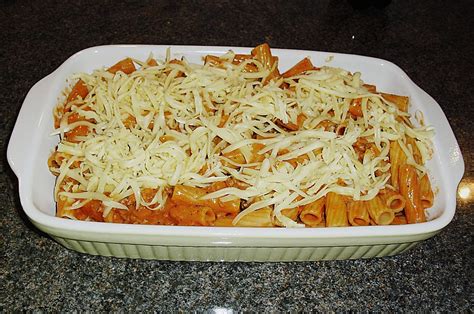 Freír el beicon y el chorizo y añadir el tomate. Rigatoni al forno von Cpt_Big_Tony | Chefkoch.de