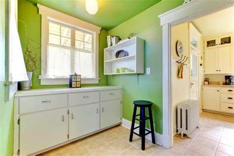 Se llevan los azulejos, muebles, vajillas y accesorios coloridos. Cocinas de color verde - Colores en Casa