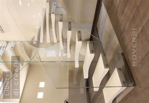 In continuità con gli esterni, anche i pavimenti interni sono in legno; Scala in vetro co n gradini in legno sospesi Diamond